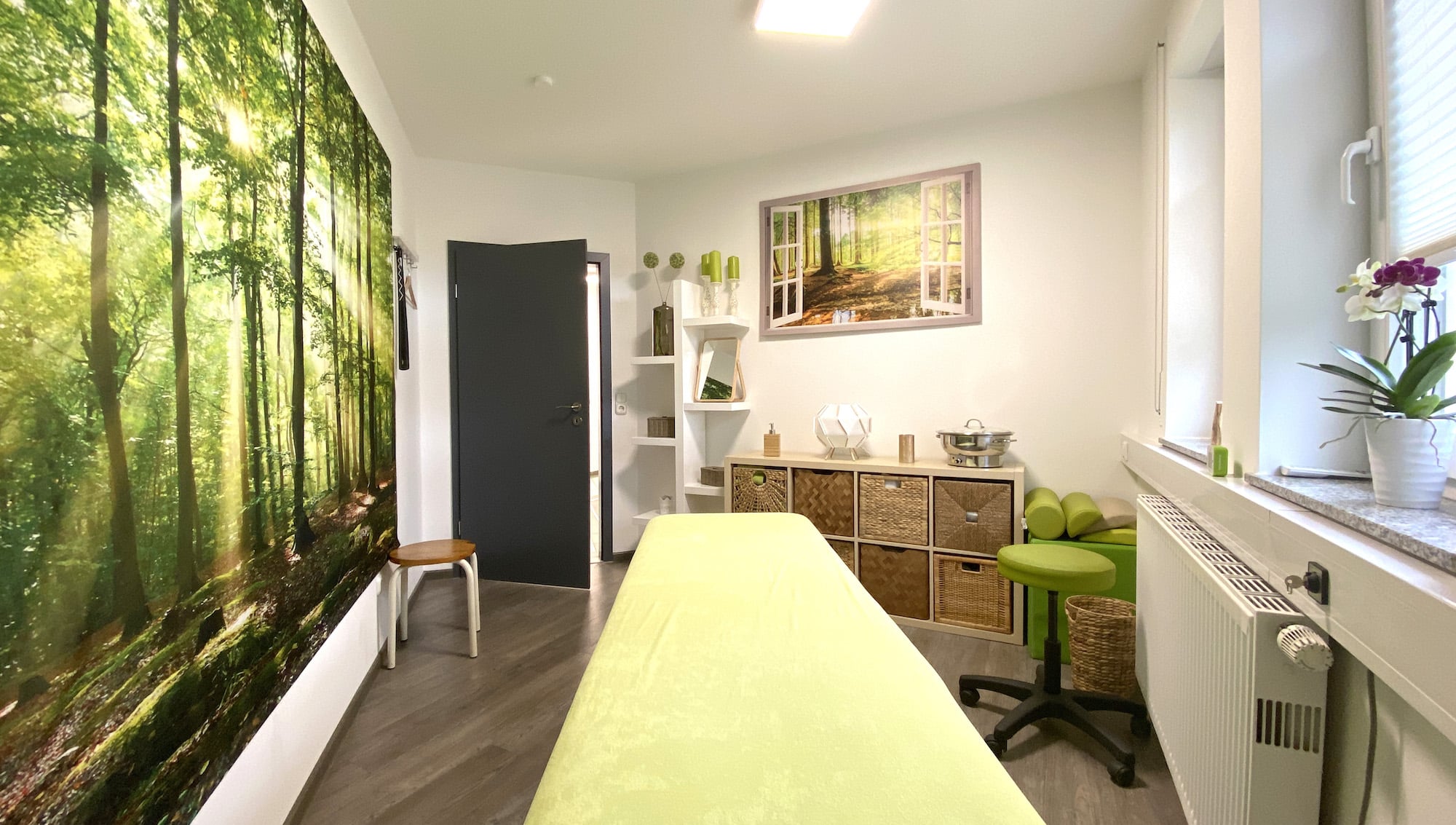 Behandlungsraum 1 mit Rotlicht-Strahler in Physiotherapiepraxis Großer-Bähr in Dresden