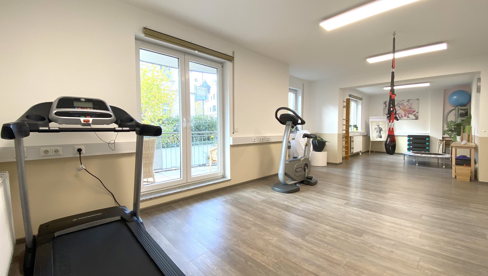 Gymnastikraum mit Fahrrad-Ergometer