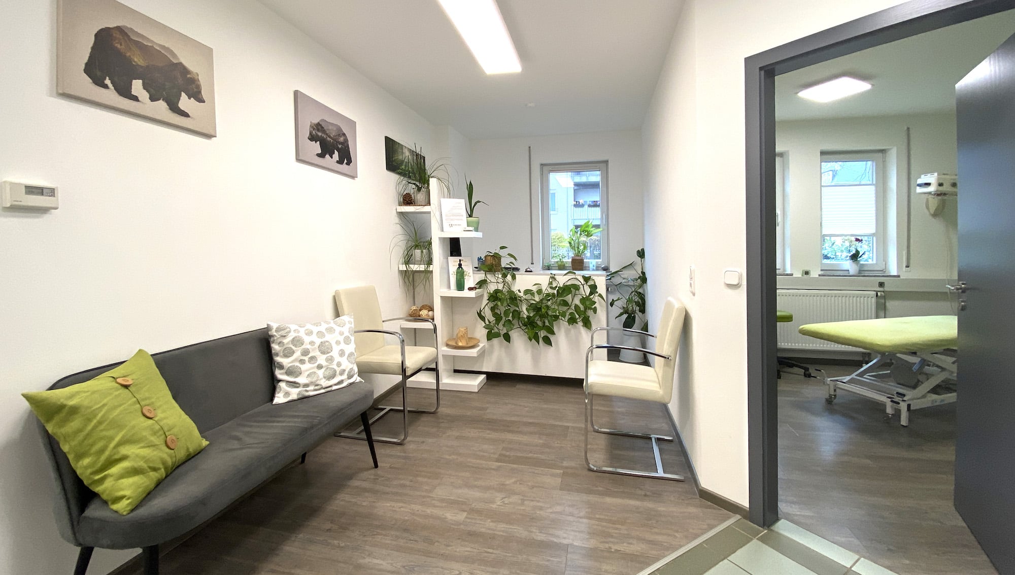 Wartebereich mit Anmeldetresen in Physiotherapiepraxis Großer-Bähr in Dresden